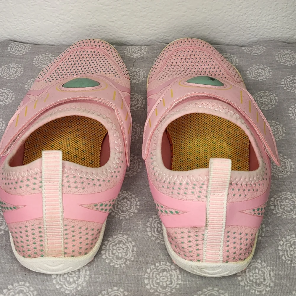 Pair of Water Shoes size Big Girl 2/3
